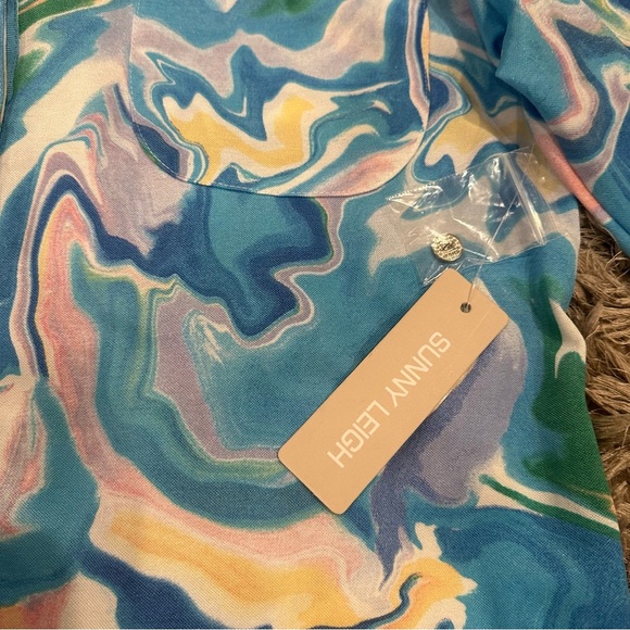 New! SUNNY LEIGH Women’s Blouse Top Shirt size Large NWT Blue Button Up - Picture 2 of 8